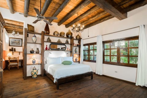 Leonardo suite with a beautiful colonial style.
