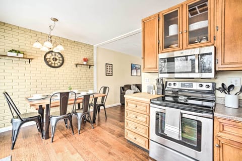 Kitchen | Paper Towels/Trash Bags Provided