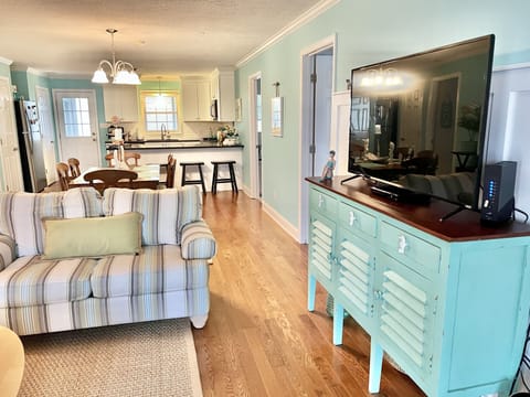 Living Room high speed internet available and utube TV