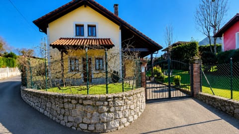 Property building,Facade/entrance,Garden
