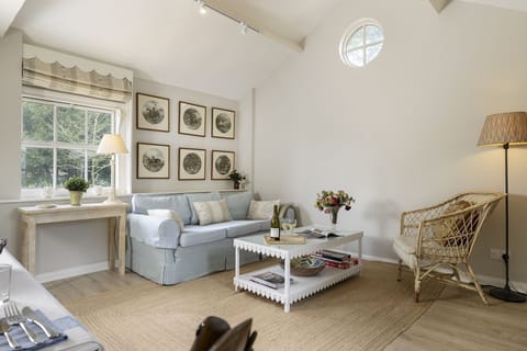 Orchard Cottage Sitting/Dining Room - StayCotswold