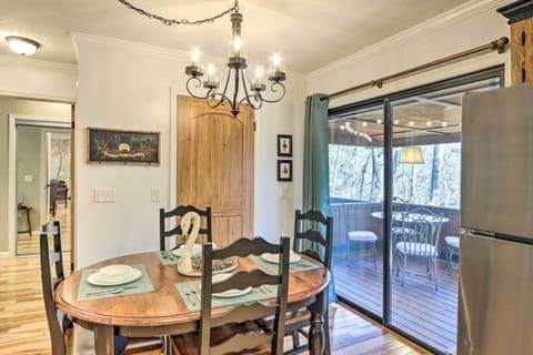 Dining Area | Dishware & Flatware Provided