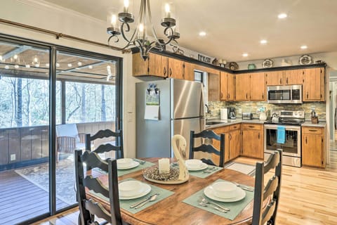 Dining Area & Kitchen