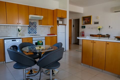 Kitchen Area with Separate Breakfasting Table & Chairs  