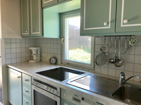 Küche mit Backofen, Glaskeramik Kochfeld, Geschirrspüler, Nespresso