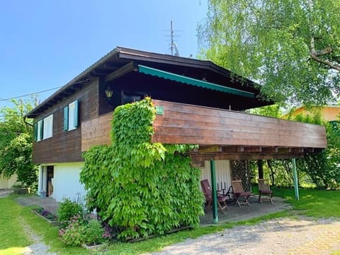 Aussenansicht mit Parkmöglichkeit für ein mittelgrosses Auto direkt vor dem Haus