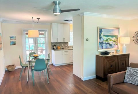 Living room/Dining room

