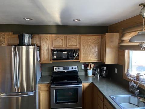 Kitchen large eat-in counter top, stainless appliances including dishwasher 