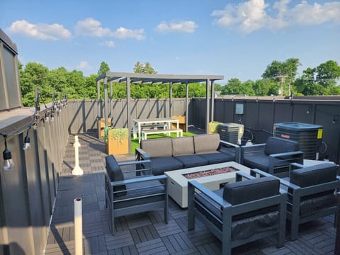 Spacious roof terrace with seating for the whole group.