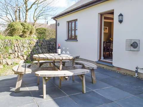 Sitting-out-area | Cilau Bach, Trefgarn Owen