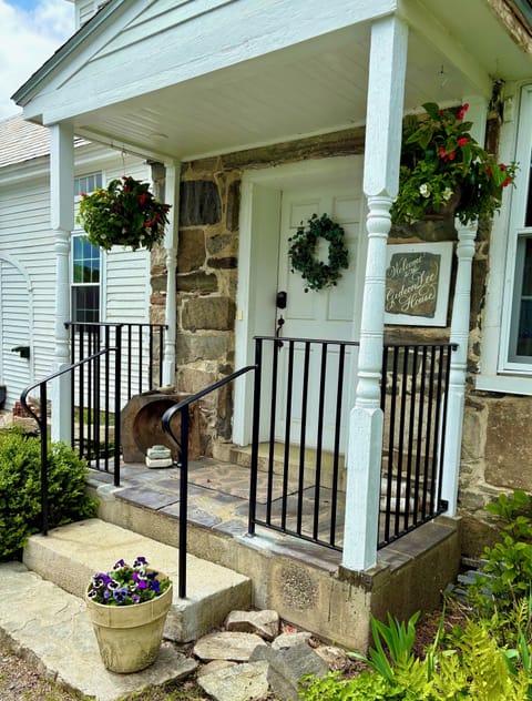 Welcome to the Gideon Lee House, an historic 1840 stone house in Chester, VT.
