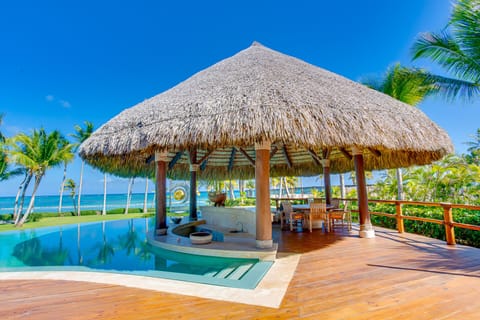 Beachfront Villa with Unique Views, Outdoor Furniture and Bocce Court
