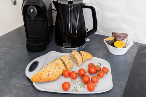 Breakfast setup with coffee and croissants – Inviting start to the day with coffee makers and fresh snacks.