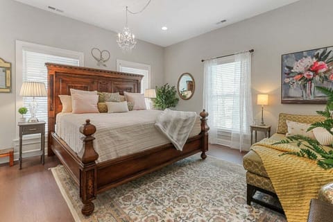 King size bed and full size bed, shared bathroom