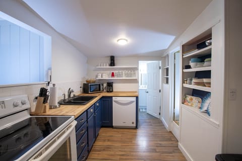 Fully furnished kitchen to make meals easy!