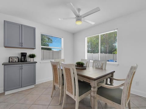 Dining room table for 6