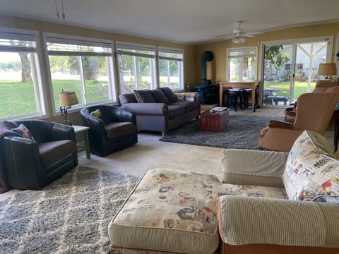 Very large gathering room great for watching ball games 