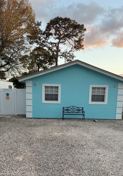Downtown Stuart cottage-private entry-fenced in with outdoor areas to relax.