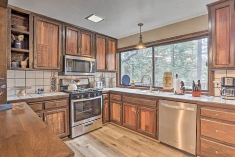 Fully Equipped Kitchen | Main Floor