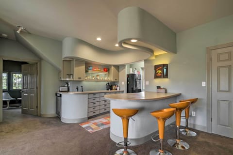 Kitchen | Fully Equipped | Blender | Keurig Coffee Maker