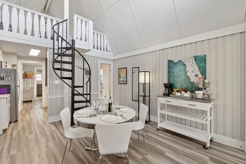 Groovy, Family-Friendly A-Frame: 30-40 min to Disney and Universal theme parks House in Clermont