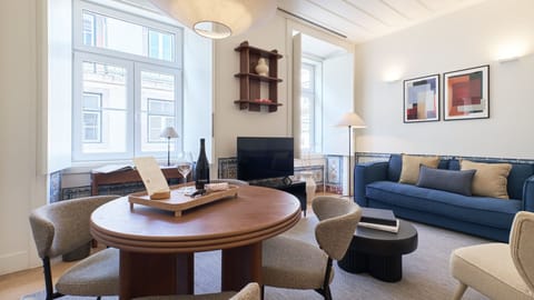 A bright and stylish living space, where modern design meets historic charm.
#Portugal #Lisbon #AndoLiving #design #luxury