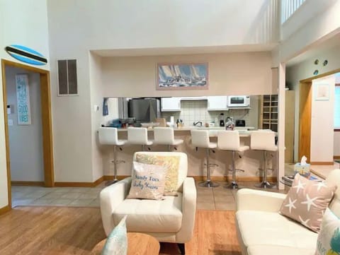 Kitchen, breakfast bar view