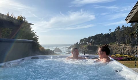 LARGE hot tub w/Large ocean?