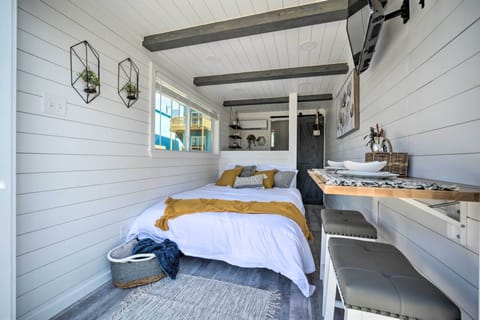 Canyon Lake Vacation Rental | Studio | 1BA | 2 Steps to Access | 164 Sq Ft