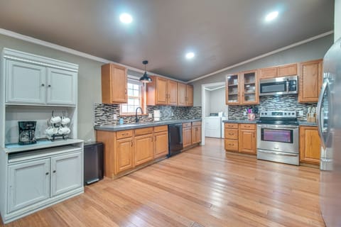 Fully Equipped Kitchen | Main Level | Dishwasher