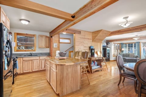 Cook delicious meals for breakfast, lunch, and dinner in this fully equipped kitchen. We suggest grabbing some seafood from a local market.