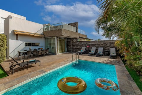 Private heated pool / Terrace / Outside dining area / Middle floor