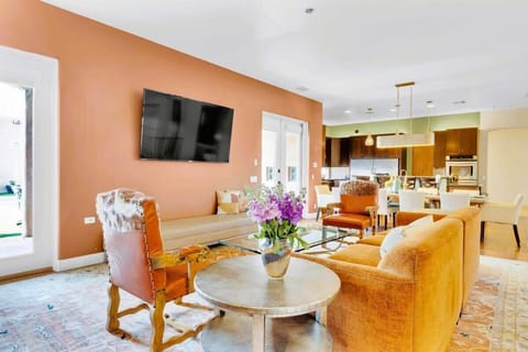 Elevate your living space with a cozy vibe that invites relaxation and connection. This living room is all about comfort and style. A space that radiates warmth and togetherness! 🏡💖