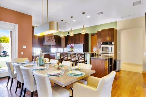 A cozy kitchen and dining room turn every meal into a treasured moment with loved ones. 🥰✨