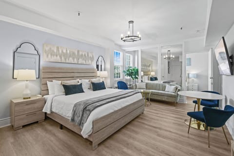 King size bed, clean linens, Lounge chair.  Smart Flat Screen Tv. Sitting area for dining and can be used as workspace