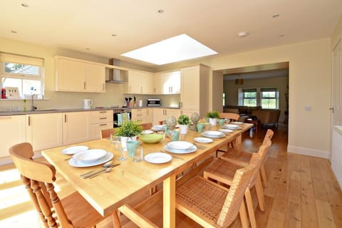 Hawthorn House - large dining table to seat eight in the open-plan living space