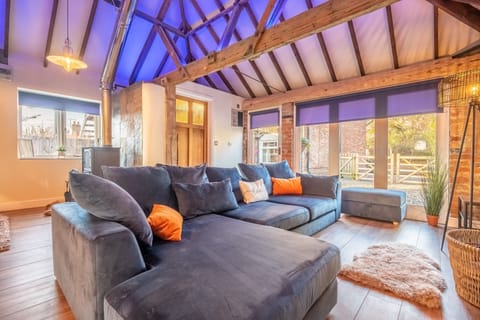 Homestead and Black Cat Barn, Southrepps: Luxurious corner sofa