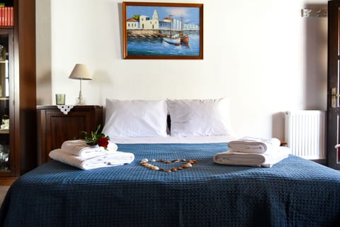 Double size bed with some welcoming touches 