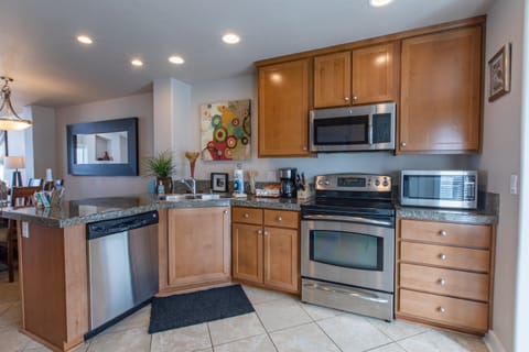 Full kitchen with coffee bar