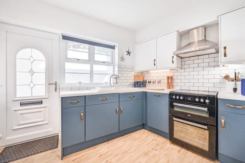 The Kitchen - The Ellington Court Self Catering Holiday Apartment Rental in Torquay on The English Riviera.