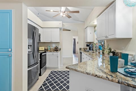 The fully equipped kitchen