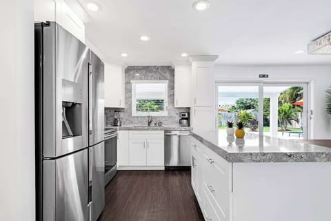 🍽️ Cook, connect, and unwind in this sleek vacation rental kitchen! Featuring stainless steel appliances, granite counters, and easy access to outdoor dining—perfect for family meals or remote work retreats.