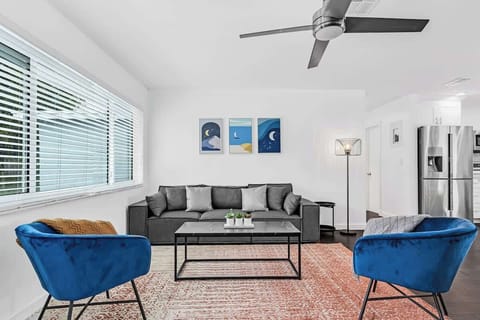 🛋️ Kick back in this stylish living room—perfect for remote work or relaxing after poolside fun! Featuring comfy seating, modern decor, and natural light, this vacation rental blends comfort and charm for your next getaway.
