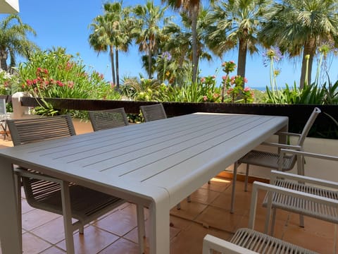 Terrace & communal gardens