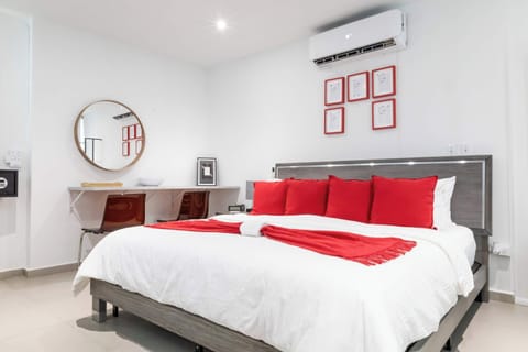 Poolside studio-suite with King bed