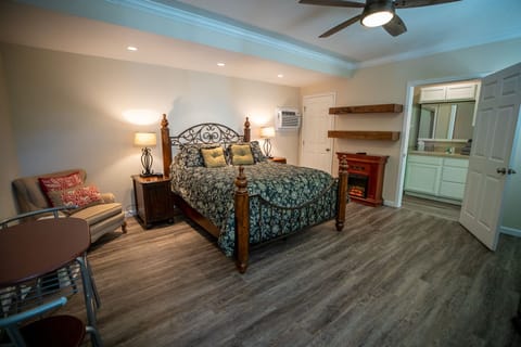 Bright comfortable Studio with Fireplace