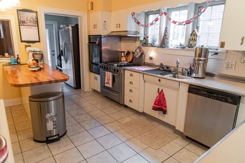 Gas stove, filtered water, dishwasher, ice maker, fully stocked. From xmas 2021