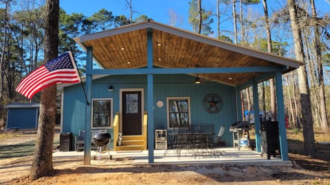 Your secluded getaway with a fully functional outdoor patio