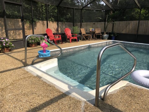 The pool is always between 84-86°. A wifi therm. In the kitchen keeps track 