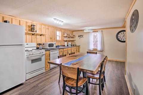 Fully Equipped Kitchen | Dishware & Flatware